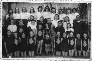 1946 The Fireflies cast photo